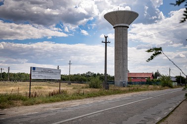 Castelul de apă de la marginea satului Poiana Lacului