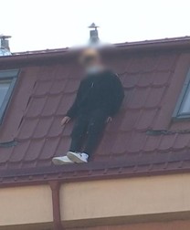 Alexandru a stat mai mult de două ore pe acoperiș. Foto: Captură video