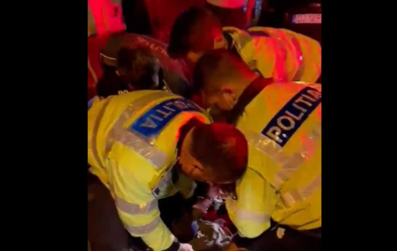 Polițiști din Craiova, agresați de mai multe persoane după ce au imobilizat un șofer băut. Un agent a ajuns la spital