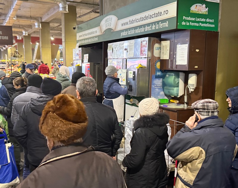 Cozile la lapte au revenit în București. De ce stau oamenii din nou la rând: „Nu mai găsești așa ceva”