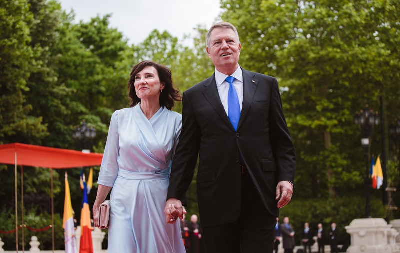 Preşedintele Klaus Iohannis a câştigat mai puţini bani din salariu în ultimul an. Veniturile soției și cele din chirii au crescut