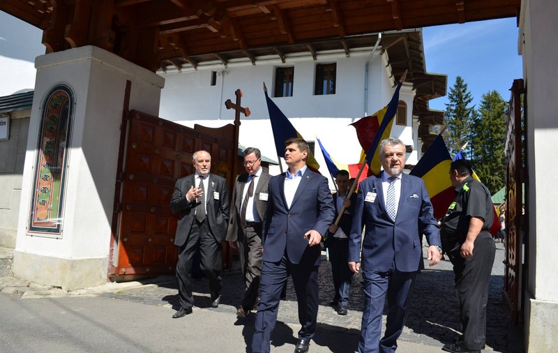 Tribunul a murit, trăiască înlocuitorul. Inginerul zootehnist care vrea să se urce pe tronul lui Corneliu Vadim Tudor