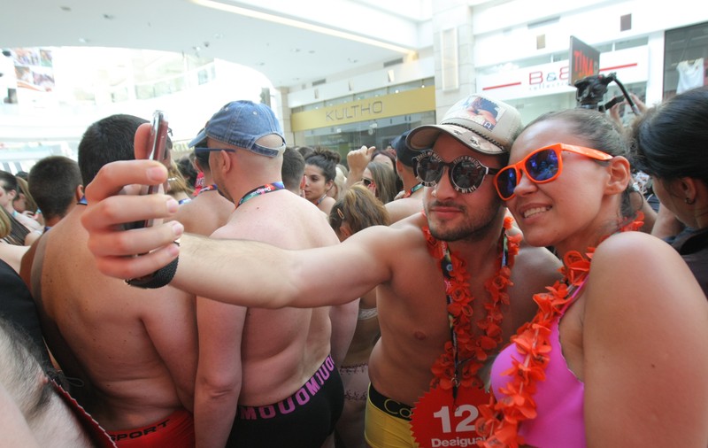 NEBUNIE semi-NUD într-un mall din Bucureşti! S-au DEZBRĂCAT ca să SE ÎMBRACE GRATIS | FOTO SENZAŢIONALE