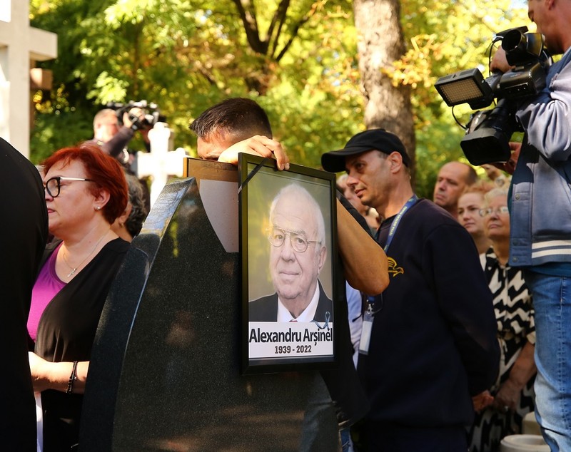 Alexandru Arşinel a fost înmormântat duminică la Cimitirul Bellu. 300 de persoane l-au condus pe actor pe ultimul drum