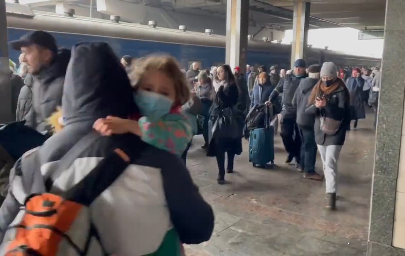 Disperare în gara din Kiev. Oamenii încearcă să se urce în trenurile deja pline. „Poate ultima șansă să fugă”
