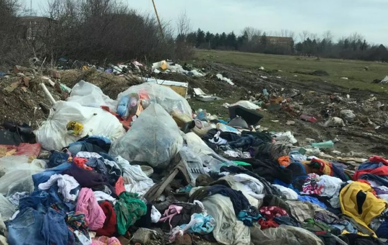 Jandarmeria Brașov, amendă uriașă pentru doi oameni care au aruncat gunoi pe un câmp, după care au fugit