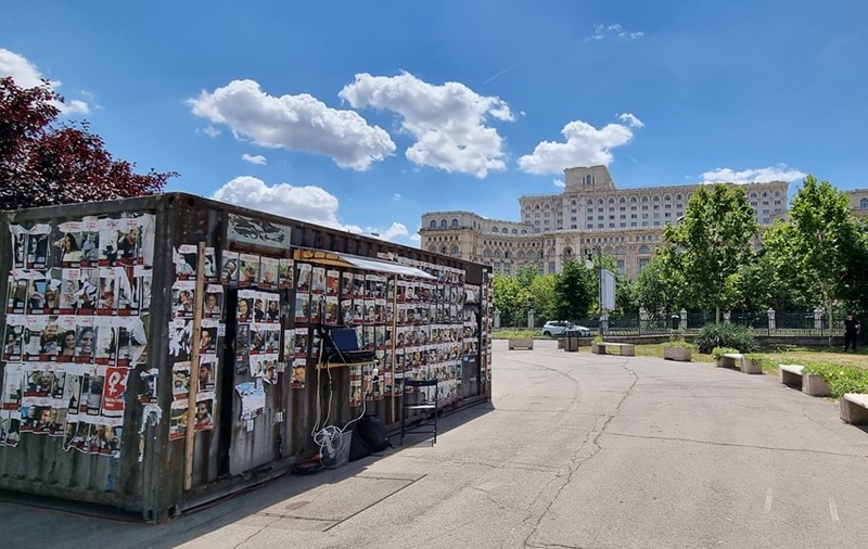 Containerul adus în centrul Bucureștiului pentru a arăta ororile comise de Hamas. „Reproduce condițiile degradante în care sunt ținuți ostaticii israelieni”