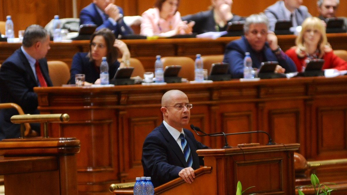 Un deputat PSD vrea să dea înapoi bugetarilor salariile tăiate