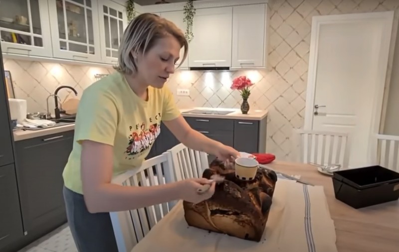Mirela Vaida gătește cozonac moldovenesc cu nucă, stafide și rahat după rețeta mamei sale