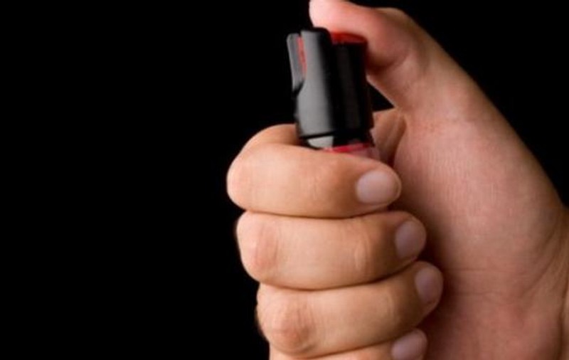 O școală din Reșița a fost evacuată după ce un elev a pulverizat spray lacrimogen în interior