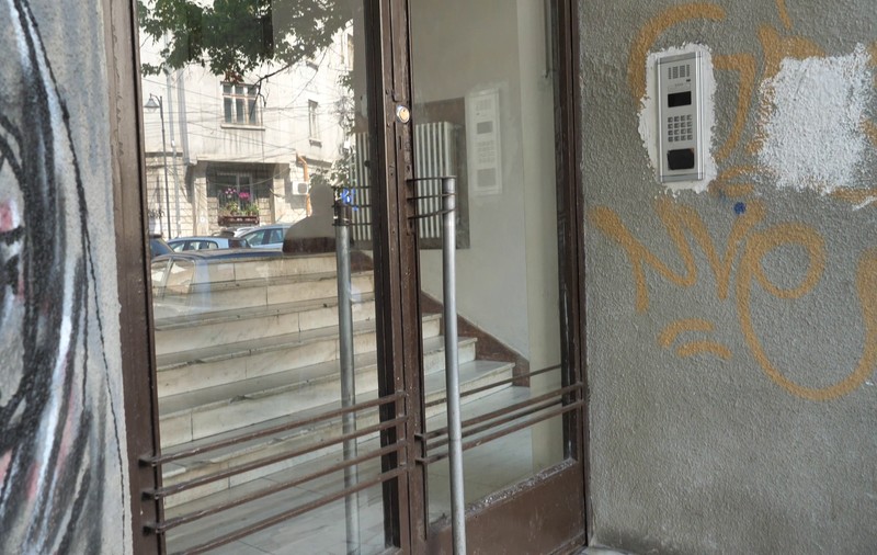 Au pus camere video pe scară să vadă cine fură ghivecele de flori și au surprins o partidă de sex