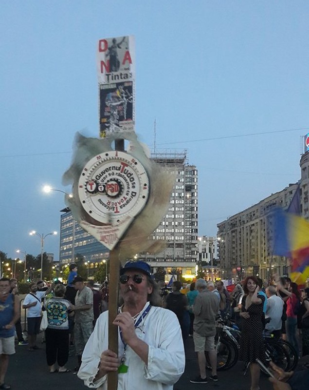 FOTO&VIDEO/ Peste 2.500 de oameni au protestat în Piața Victoriei faţă de modificările la legile justiţiei