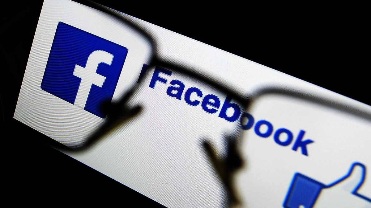 Facebook va difuza emisiuni de ştiri cu jurnalişti de la CNN și Fox News. Logo-ul Facebook, alături de un like, văzute prin ochelari