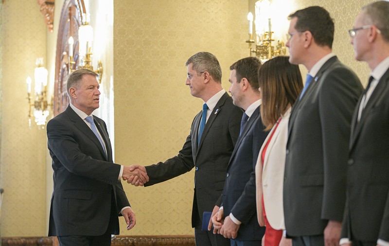 UPDATE | Consultări la Cotroceni, pentru desemnarea unui nou premier. USR l-a propus pe Dacian Cioloş, PMP îl susţine pe Cristian Diaconescu. Ponta spune că el poate face majoritate
