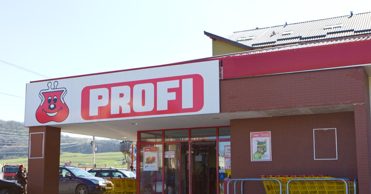 Programul magazinelor Profi de 30 noiembrie şi 1 decembrie 2023 - Imagine cu intrarea într-un magazin Profi din Cluj-Napoca.