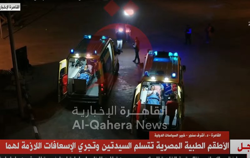 Primele imagini cu cele două femei eliberate luni de Hamas. Au fost transportate cu un vehicul al Crucii Roșii și preluate de ambulanțe | VIDEO