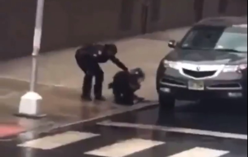 VIDEO | Momentul în care doi suspecți înarmați au împușcat un polițist în atacul din Jersey City. Agresorii au ucis trei persoane și un polițist, înainte de a fi lichidați