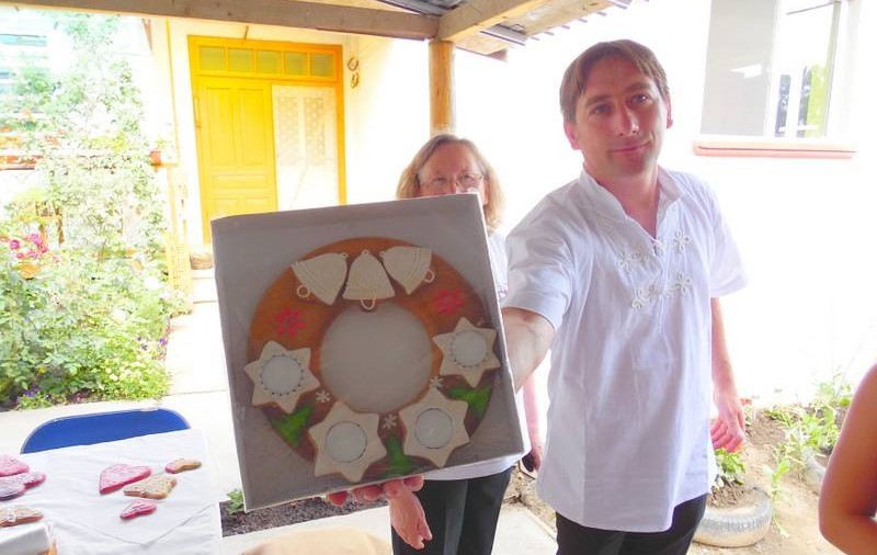 REPORTAJ/ Turta dulce din copilărie, regăsită într-un colț de rai. O familie din Târgu Secuiesc deține secretul deliciosului desert de patru generații