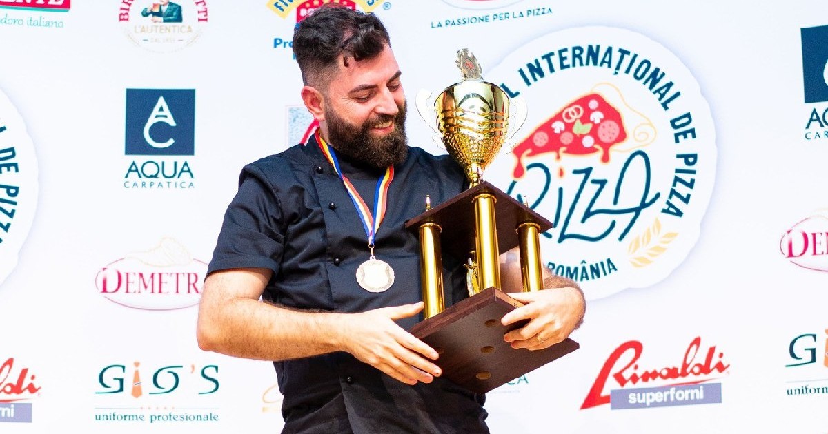 Iulian Pădureanu, cu medalie la gât și un premiu în mâini, după ce a câștigat premiul 3 la Pizza World Cup din Roma