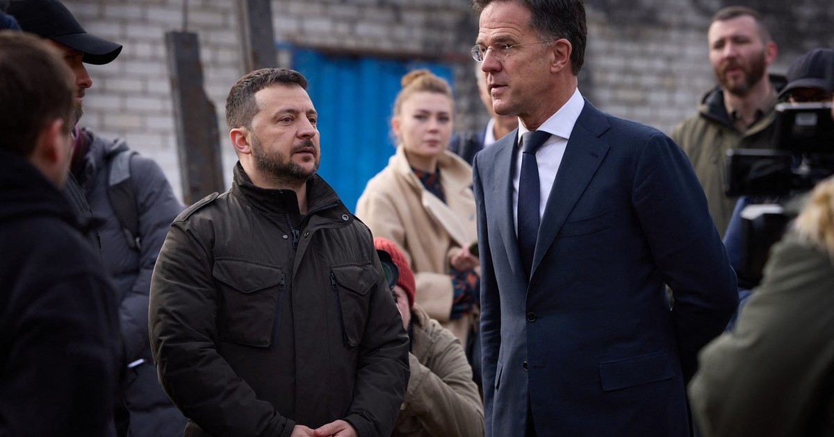 Mark Rutte (dreapta, în prim-plan), în vizită la Harkov alături de Volodimir Zelenski Foto: Profimedia