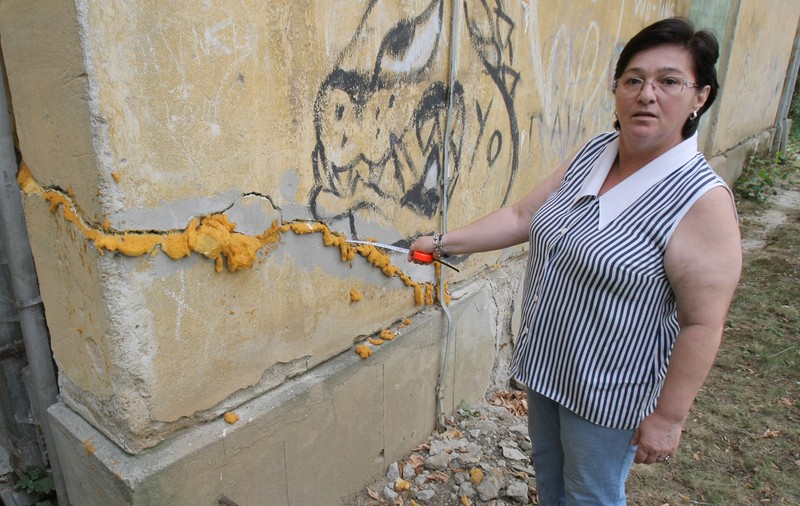 Reportaj EXCLUSIV | Locatarii unui bloc din București sunt îngroziți: «Cade blocul pe noi»