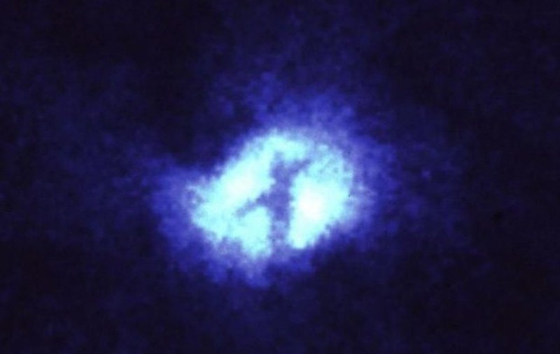 FOTO | Telescopul Hubble al NASA, imagine uimitoare surprinsă în centrul galaxiei: O structură care seamănă cu o cruce