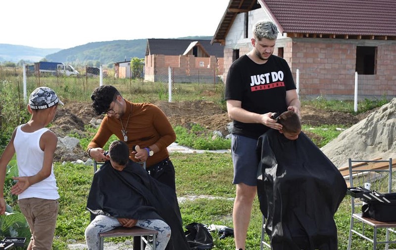 Într-o comună săsească din Sibiu, uitată de lume, un tânăr frizer și ucenicii săi tund gratis copiii nevoiași din împrejurimi: "Mi-am dorit să-i ajut cumva"