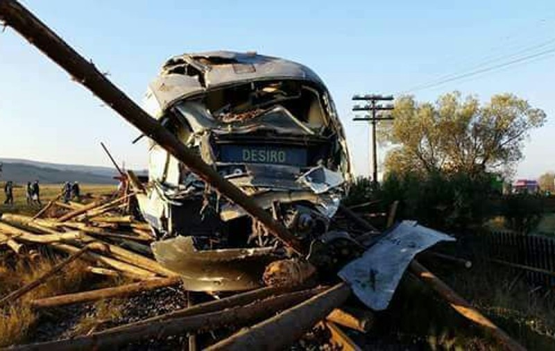 Camion spulberat în urma unui accident de tren în Mureș. Șoferul a scăpat miraculos