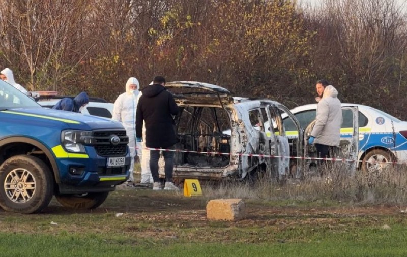 Șofer de ride-sharing găsit mort într-o Dacie carbonizată, pe un câmp din Oradea. O cameră de supraveghere a filmat mașina în flăcări