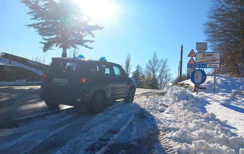 Un român care a oprit pe marginea drumului în Italia, ca să-l ducă pe fiul lui la toaletă, a fost imediat arestat de carabinieri