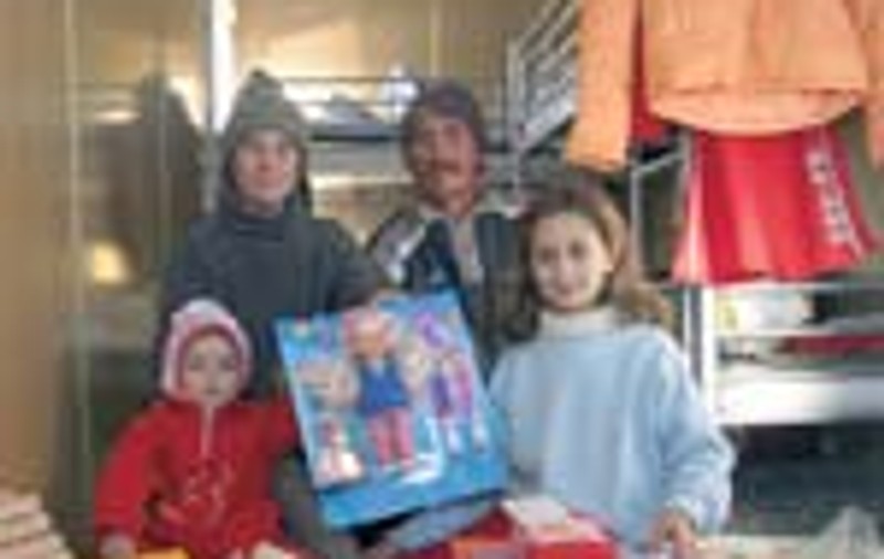 Mos Craciun a trecut si pe la o familie de sinistrati