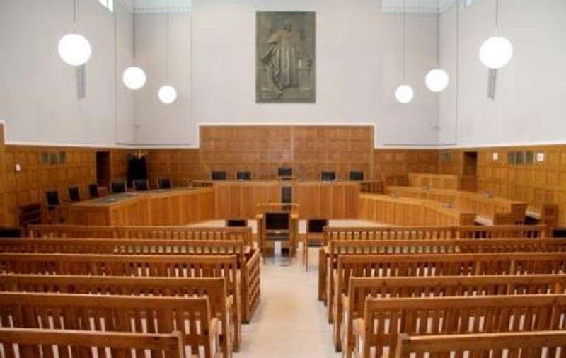 O româncă a încercat să scape de închisoare, după ce a jefuit pensionari austrieci: „N-a oprit banii pentru ea, i-a trimis în România”