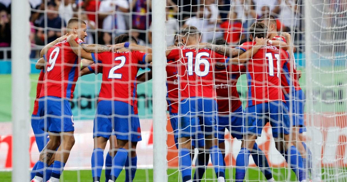 Jucători din echipa FCSB pe teren