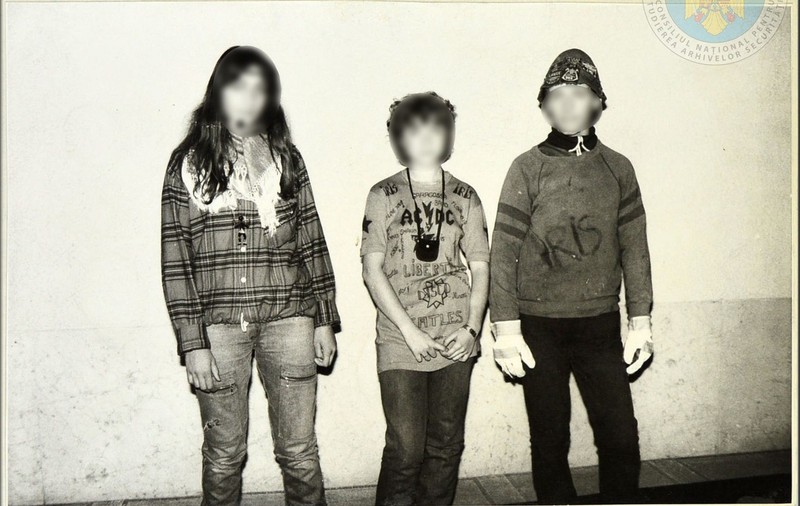 „Să nu uităm nicicând să preţuim libertatea!” Fotografii de colecție publicate de CNSAS cu tineri reținuți în anii ’80 din cauza hainelor cu formațiile preferate