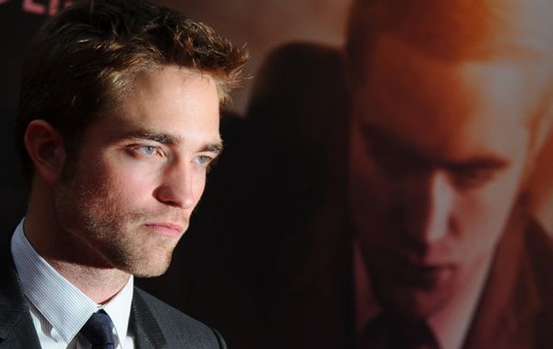 Robert Pattinson a înlocuit ţigările cu scobitori