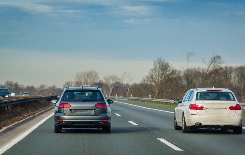 Este legal să depășești pe partea dreaptă pe autostradă? Ce spune Codul Rutier în 2025