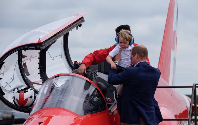 Micul prinț George, la comanda unui avion de vânătoare