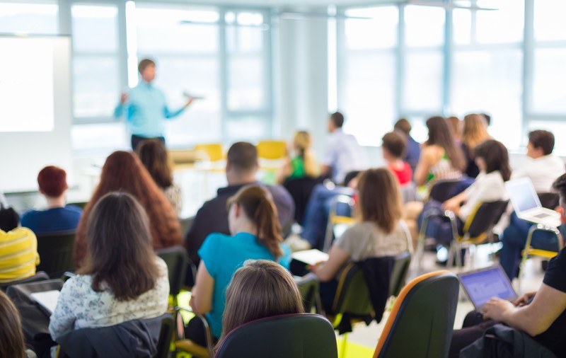 Locurile de muncă cel mai puțin amenințate de inteligența artificială și ce salarii se oferă pentru ele în România