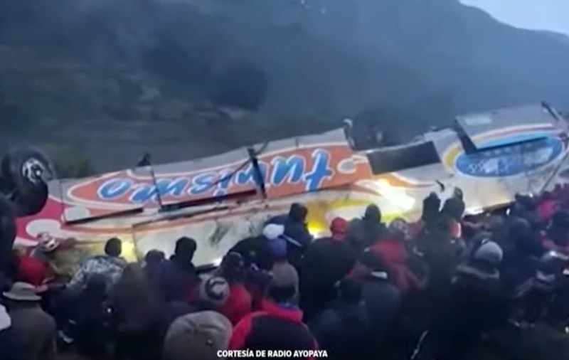 Cel puțin 11 persoane au murit în Bolivia, după ce un autocar a căzut în gol într-o prăpastie de 400 de metri