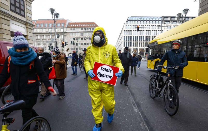 Ceartă politică, reticență la restricții și o falsă senzație de siguranță. Germania, de la un model al luptei cu pandemia, la lockdown de Crăciun
