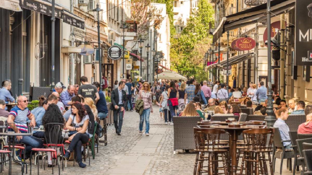 Turiștii vizitează și iau prânzul în centrul Bucureștiului