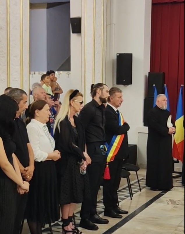 Cum au apărut soția și băiatul lui Mihai Leu la priveghi. Îmbrăcați în negru, aceștia au asistat la slujba oficiată de zece preoți