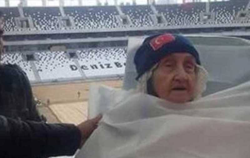 O fană de 100 de ani a lui Beșiktaș Istanbul a ajuns la stadion pe un pat mobil