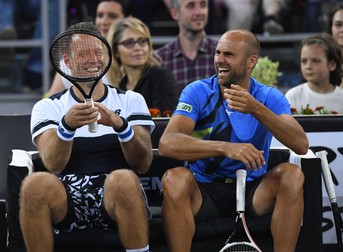 Robert Lindstedt (stg.) și Marius Copil (dr.), înainte de meciul demonstrativ de tenis organizat cu ocazia retragerii din activitate a tenismanului Horia Tecău. Foto: Agerpres
