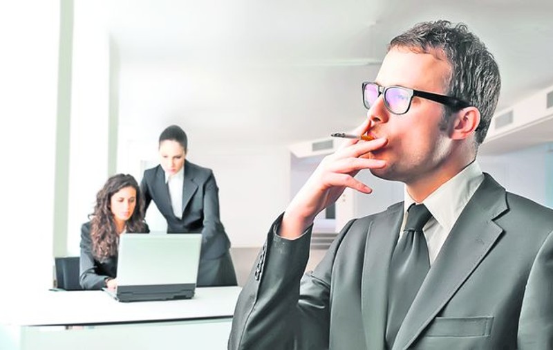 Fumezi toată viața? Trăiești cu 10 ani mai puțin!