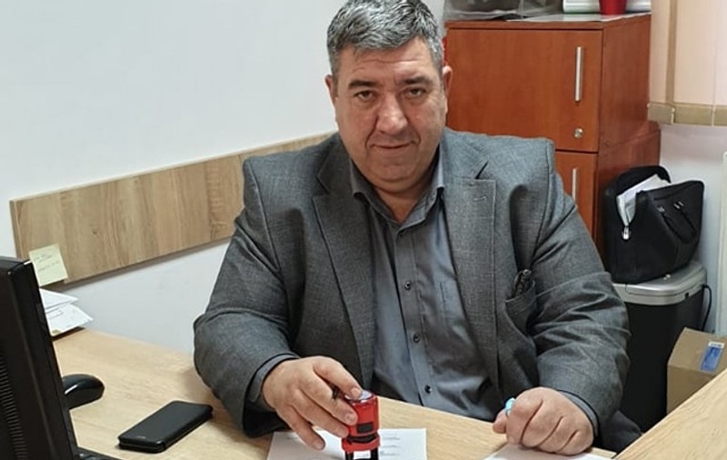 Cine este primarul din Ștefăneștii de Jos, anchetat că ar fi abuzat sexual o fetiță de 12 ani. La alegeri, a fost acuzat că a pus la pământ un om în secția de votare