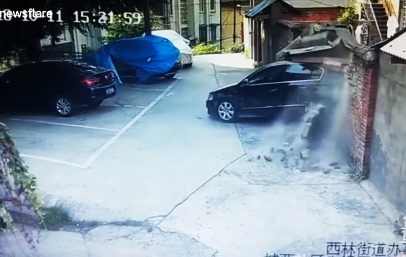 O șoferiță începătoare a provocat un accident în lanț, în prima zi la volan. Câte mașini a reușit să distrugă / VIDEO