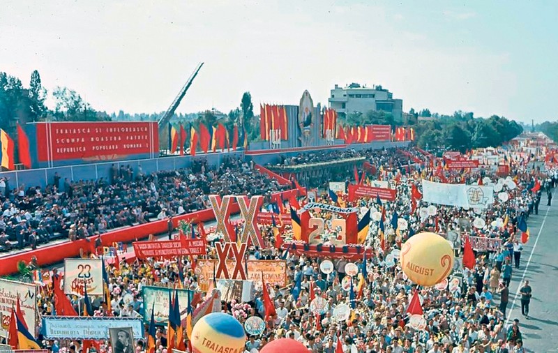 Vă mai amintiţi? De fiecare 23 August, 160.000 de oameni mimau fericirea