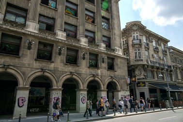 Grupul de turiști face o pauză de câteva minute la o cafenea de pe Calea Victoriei