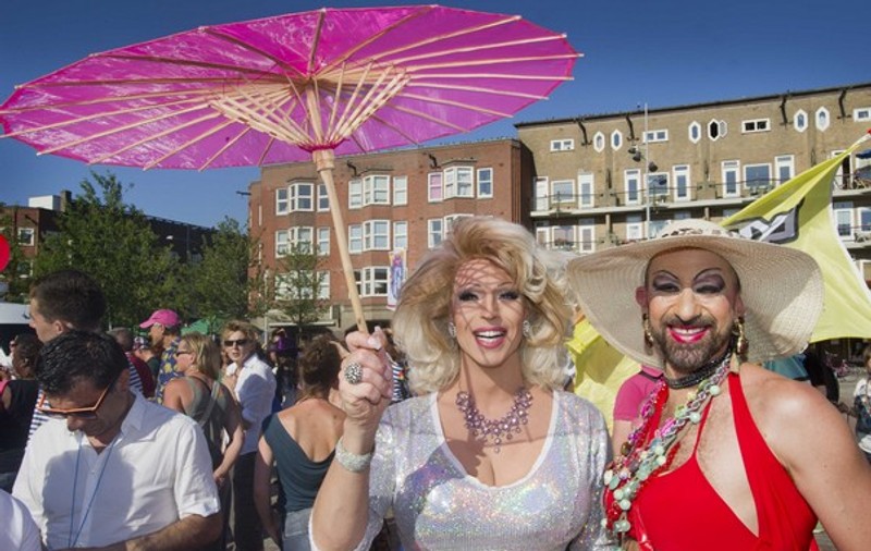 NEBUNIE ÎN AMSTERDAM! Selecţionerul naţionalei Olandei a participat la PARADA GAY ÎN CALITATE OFICIALĂ! FOTO